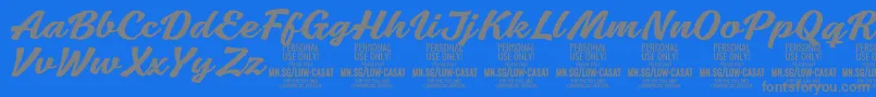 フォントLowcasatmedPersonalUse – 青い背景に灰色の文字