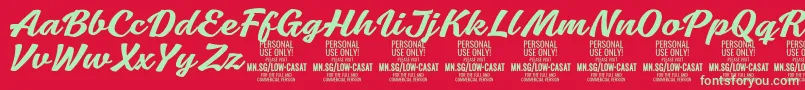 Fonte LowcasatmedPersonalUse – fontes verdes em um fundo vermelho