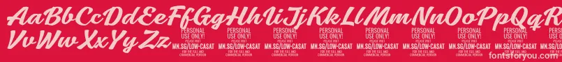 Fonte LowcasatmedPersonalUse – fontes rosa em um fundo vermelho