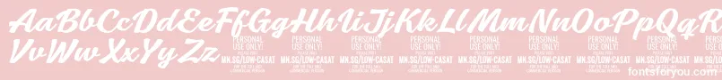 Fonte LowcasatmedPersonalUse – fontes brancas em um fundo rosa
