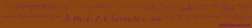 CarolynaWords-Schriftart – Violette Schriften auf braunem Hintergrund