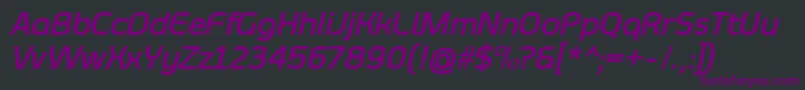 Czcionka SmoolthanBoldItalic – fioletowe czcionki na czarnym tle
