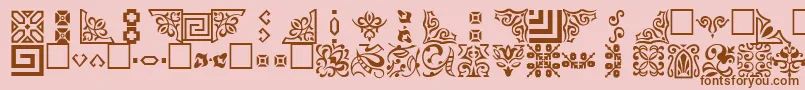 OrnamentttRegular-Schriftart – Braune Schriften auf rosa Hintergrund