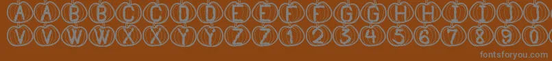 PumpkinHalloweenSt-fontti – harmaat kirjasimet ruskealla taustalla