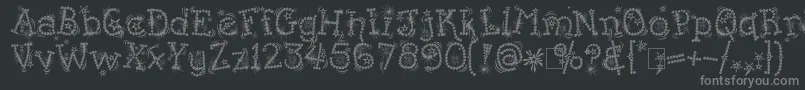 KingthingsFlashbang-fontti – harmaat kirjasimet mustalla taustalla