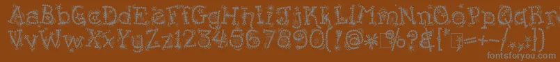 KingthingsFlashbang-fontti – harmaat kirjasimet ruskealla taustalla