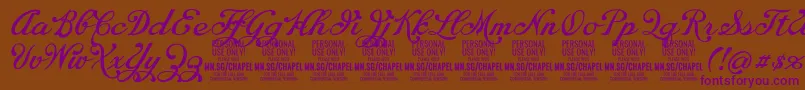 ChapelscriptPersonal-Schriftart – Violette Schriften auf braunem Hintergrund