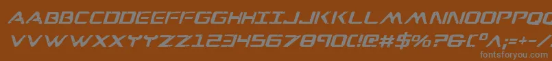 WarEagleItalic-fontti – harmaat kirjasimet ruskealla taustalla