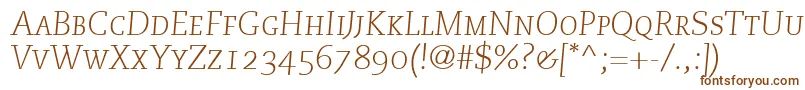 PmnCaecilia46LightItalicSmallCapsOldstyleFigures-fontti – ruskeat fontit valkoisella taustalla