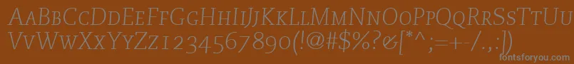 Шрифт PmnCaecilia46LightItalicSmallCapsOldstyleFigures – серые шрифты на коричневом фоне