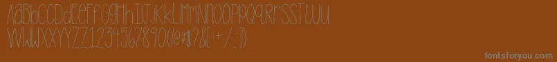 フォント2peasStandTall – 茶色の背景に灰色の文字