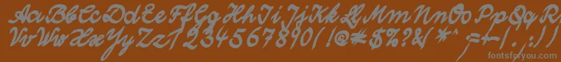 WolgastTwoBold-fontti – harmaat kirjasimet ruskealla taustalla