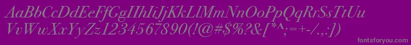 Fonte BodoniSeventytwoItcBookItalic – fontes cinzas em um fundo violeta