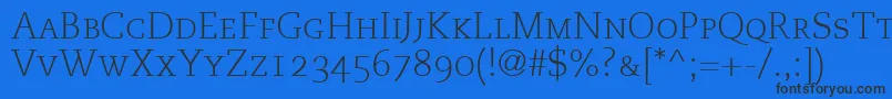 フォントPmnCaecilia45LightSmallCapsOldstyleFigures – 黒い文字の青い背景