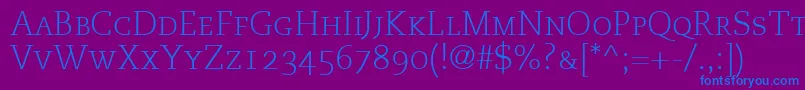 PmnCaecilia45LightSmallCapsOldstyleFigures-fontti – siniset fontit violetilla taustalla