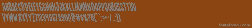 Saiba mais sobre a fonte Creepycrawlersleft Fonte Creepycrawlersleft – fontes cinzas em um fundo marrom