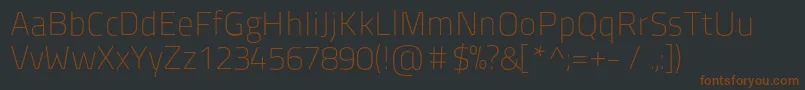 Titilliumtitle20-fontti – ruskeat fontit mustalla taustalla