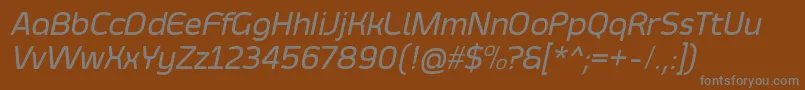 SmoolthanMediumItalic-fontti – harmaat kirjasimet ruskealla taustalla