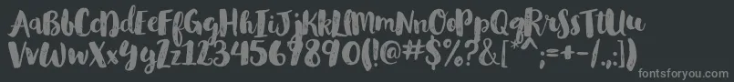 GlamourbrushRegular-fontti – harmaat kirjasimet mustalla taustalla