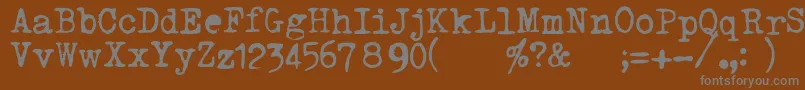 TriumphTippa-fontti – harmaat kirjasimet ruskealla taustalla