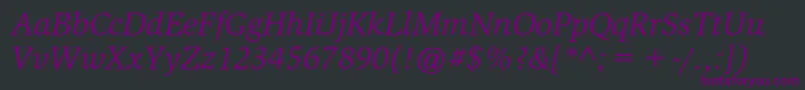 Czcionka SlimbachstdBookitalic – fioletowe czcionki na czarnym tle