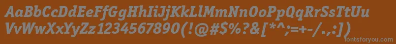 OfficinaSerItcExtraBoldItalic-fontti – harmaat kirjasimet ruskealla taustalla