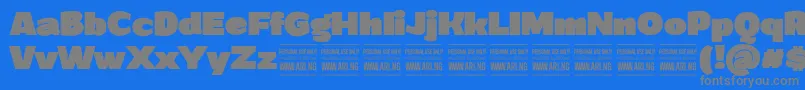 GrandiblackPersonalUse-fontti – harmaat kirjasimet sinisellä taustalla