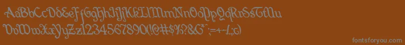 Quillswordleft-fontti – harmaat kirjasimet ruskealla taustalla