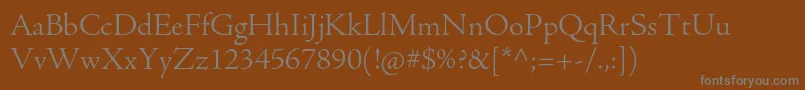 AjensonproLtsubh-fontti – harmaat kirjasimet ruskealla taustalla