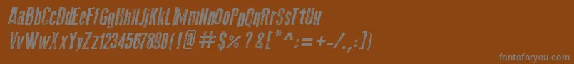 OldPressItalic-fontti – harmaat kirjasimet ruskealla taustalla