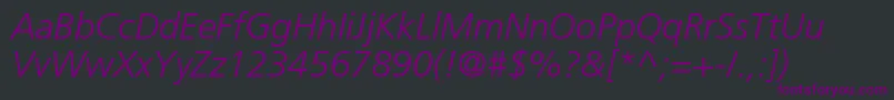 フォントAgForeignerLightItalicMedium – 黒い背景に紫のフォント