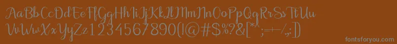 MotiraRegular-fontti – harmaat kirjasimet ruskealla taustalla