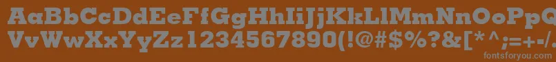 JaakBlackSsiExtraBold-fontti – harmaat kirjasimet ruskealla taustalla
