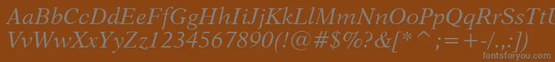 Dutch823ItalicBt-fontti – harmaat kirjasimet ruskealla taustalla
