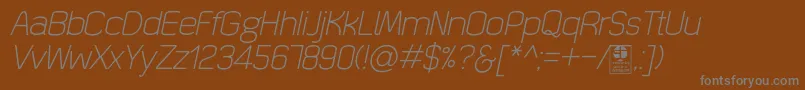 QuizmaLightItalicDemo-fontti – harmaat kirjasimet ruskealla taustalla