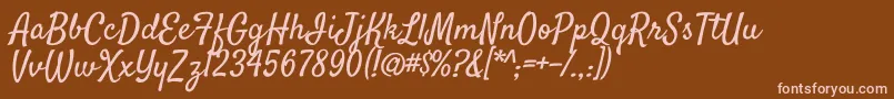 SatisfyRegular-fontti – vaaleanpunaiset fontit ruskealla taustalla