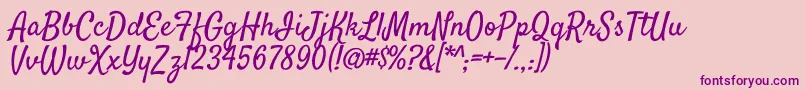 SatisfyRegular-fontti – violetit fontit vaaleanpunaisella taustalla