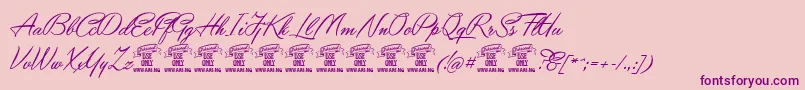 Fonte YaquotescriptPersonaluse – fontes roxas em um fundo rosa