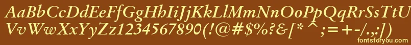 OriginalGaramondBoldItalicBt-fontti – keltaiset fontit ruskealla taustalla