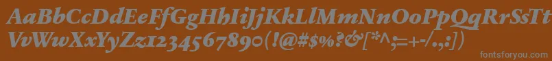 SabonnextLtBlackItalicOldStyleFigures-fontti – harmaat kirjasimet ruskealla taustalla