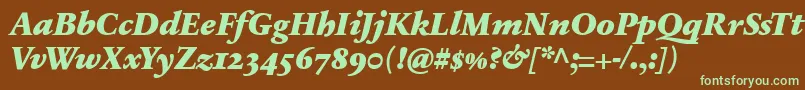 フォントSabonnextLtBlackItalicOldStyleFigures – 緑色の文字が茶色の背景にあります。