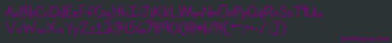 Czcionka MissIssippiDemo – fioletowe czcionki na czarnym tle