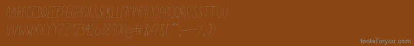 AracneCondensedLightItalic-fontti – harmaat kirjasimet ruskealla taustalla