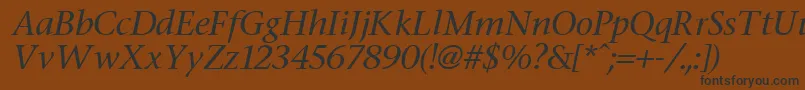 FasseItalic-fontti – mustat fontit ruskealla taustalla