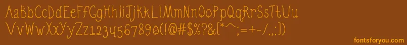 QuirkyNotsRegular-Schriftart – Orangefarbene Schriften auf braunem Hintergrund
