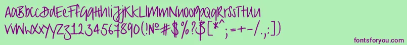 Czcionka Strongscript – fioletowe czcionki na zielonym tle