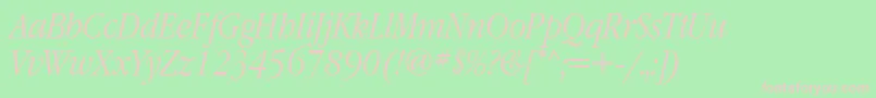 GaramondnarrowattItalic-fontti – vaaleanpunaiset fontit vihreällä taustalla