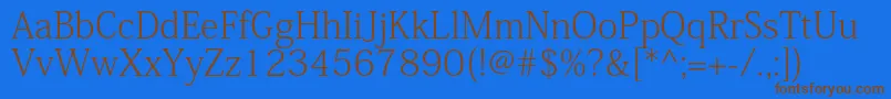 フォントKozminproExtralight – 茶色の文字が青い背景にあります。