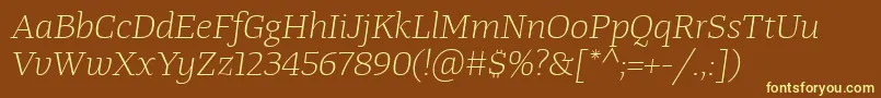 TangerserifwideulLightitalic-fontti – keltaiset fontit ruskealla taustalla