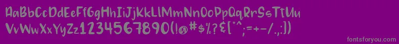 MaggiemaeRegular-Schriftart – Graue Schriften auf violettem Hintergrund